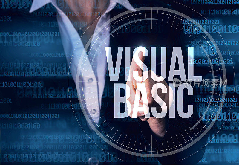 在虚拟屏幕上用手指按Visual Basic按钮的商业女性。